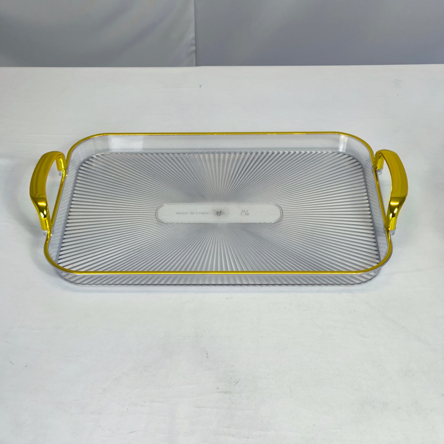 Conjunto de 3 tabuleiros de plástico com pegas douradas – Luxo e estilo para servir.