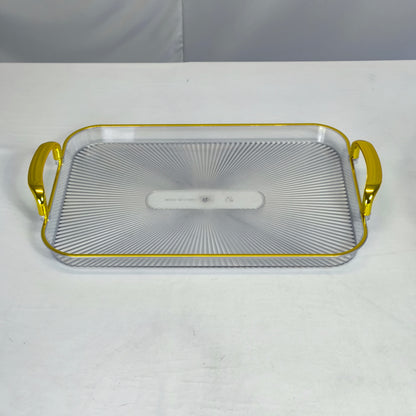 Conjunto de 3 tabuleiros de plástico com pegas douradas – Luxo e estilo para servir.