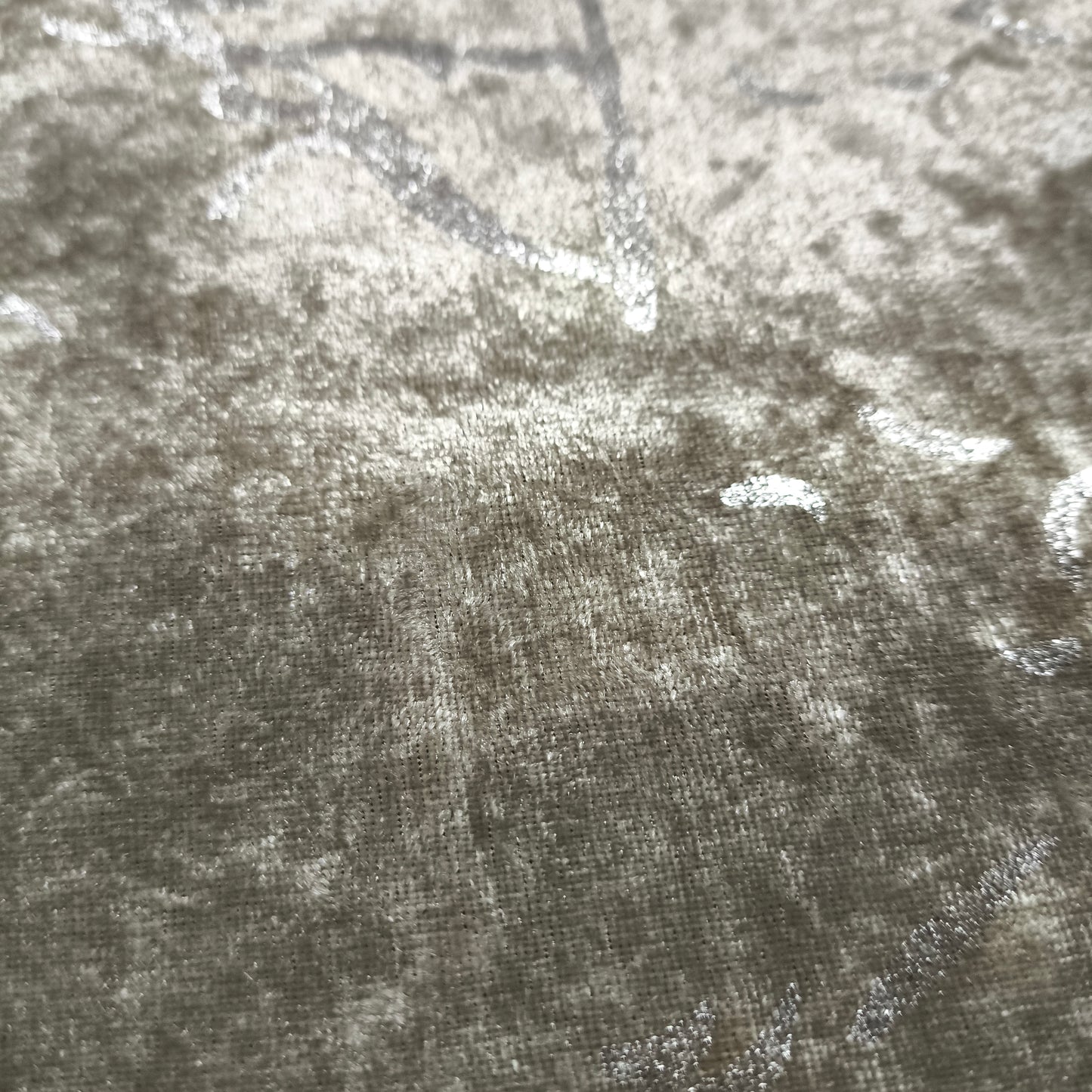 Alfombra de Salón Efecto Mármol 160x220 cm – Acabados Dorado o Plateado