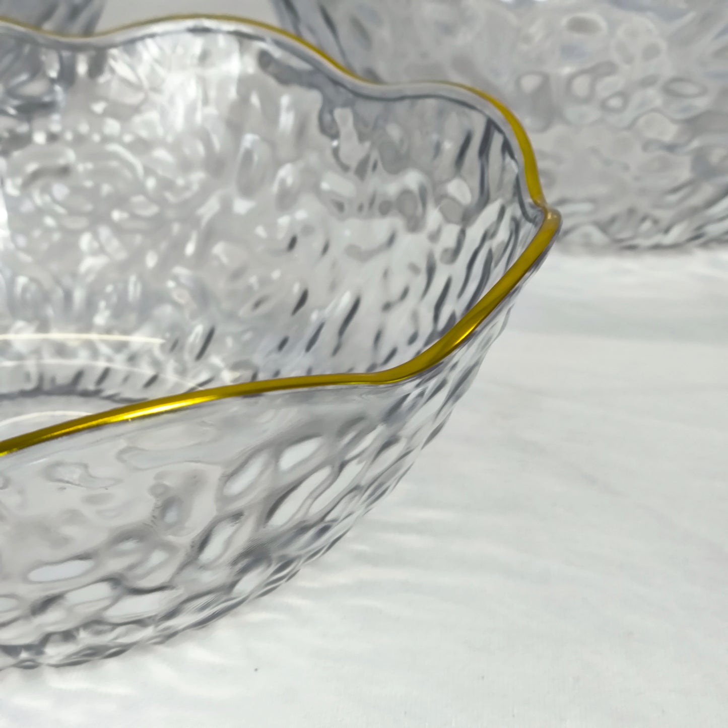 Conjunto de 3 taças de plástico martelado com rebordo dourado – 3 tamanhos