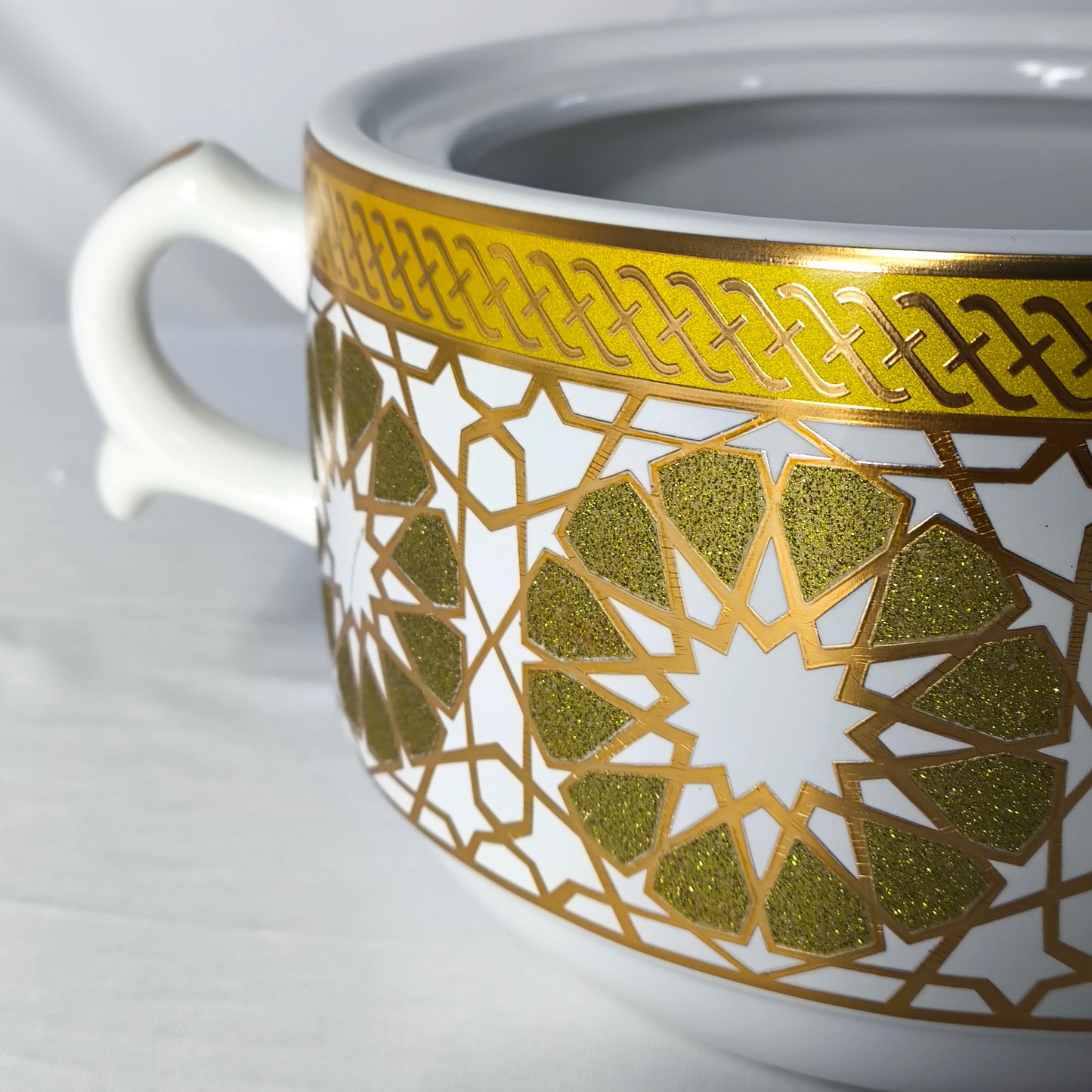 Sopera de Porcelana Blanca con Detalles Dorados y 6 Cuencos con Cucharas – Estilo Árabe Clásico