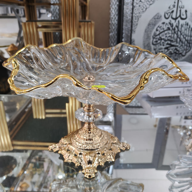 Fruteira em cristal lapidado com base dourada — peça central elegante e sofisticada.