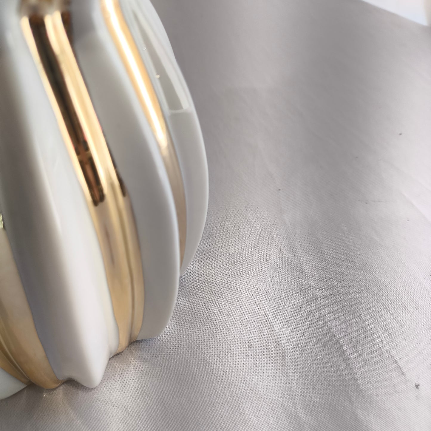✨ Lámpara de Mesa Decorativa Blanca con Acabado Metálico – Dorada o Plateada
