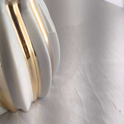 ✨ Lámpara de Mesa Decorativa Blanca con Acabado Metálico – Dorada o Plateada