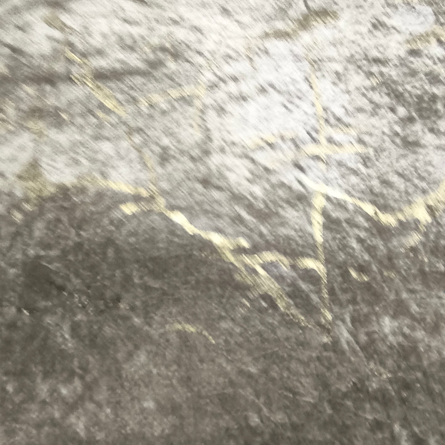 Alfombra de Salón Efecto Mármol 160x220 cm – Acabados Dorado o Plateado