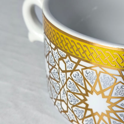 Sopera de Porcelana Blanca con Detalles Dorados y 6 Cuencos con Cucharas – Diseño Geométrico Árabe