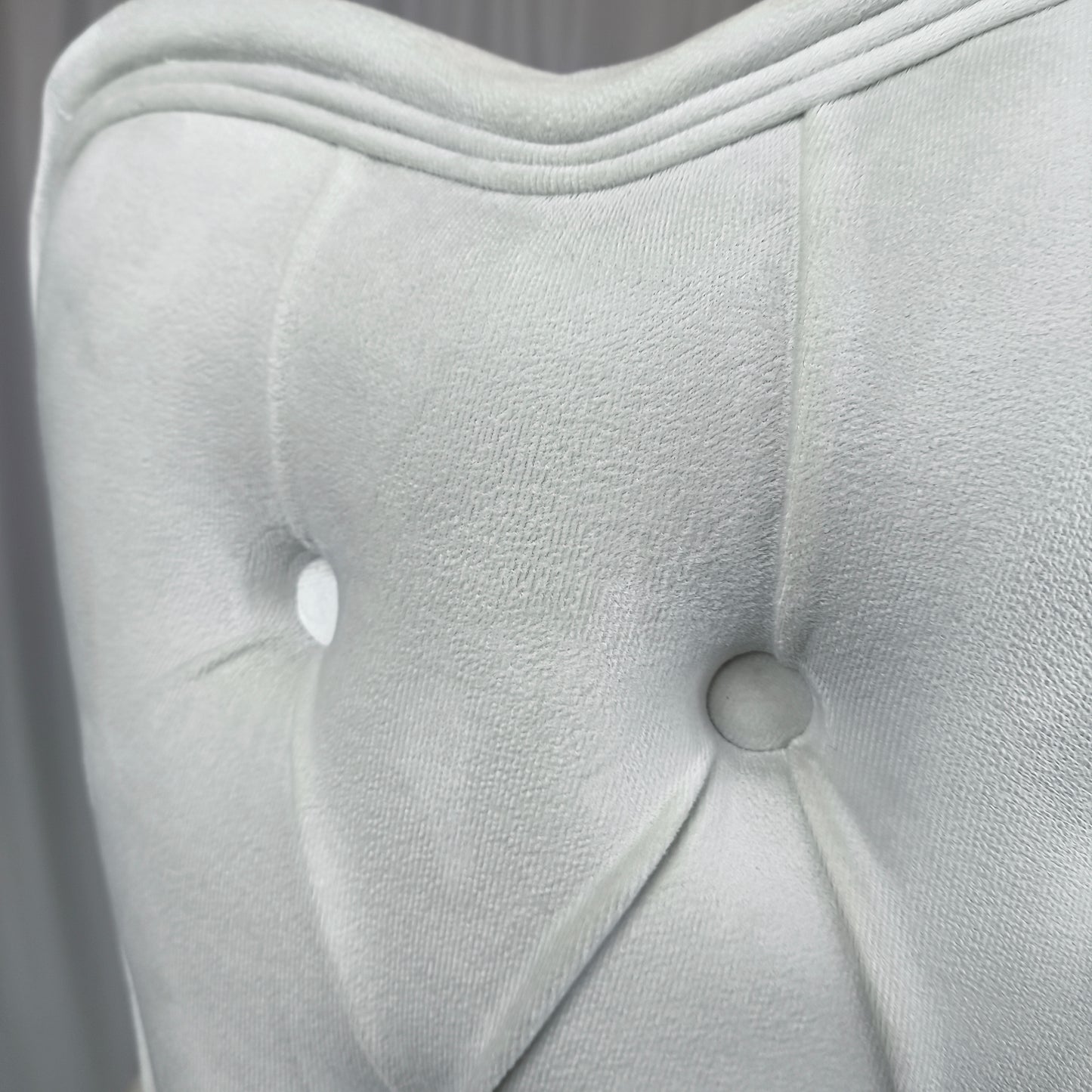 Silla terciopelo BELINDAV01 color beig claro, patas de metal dorado