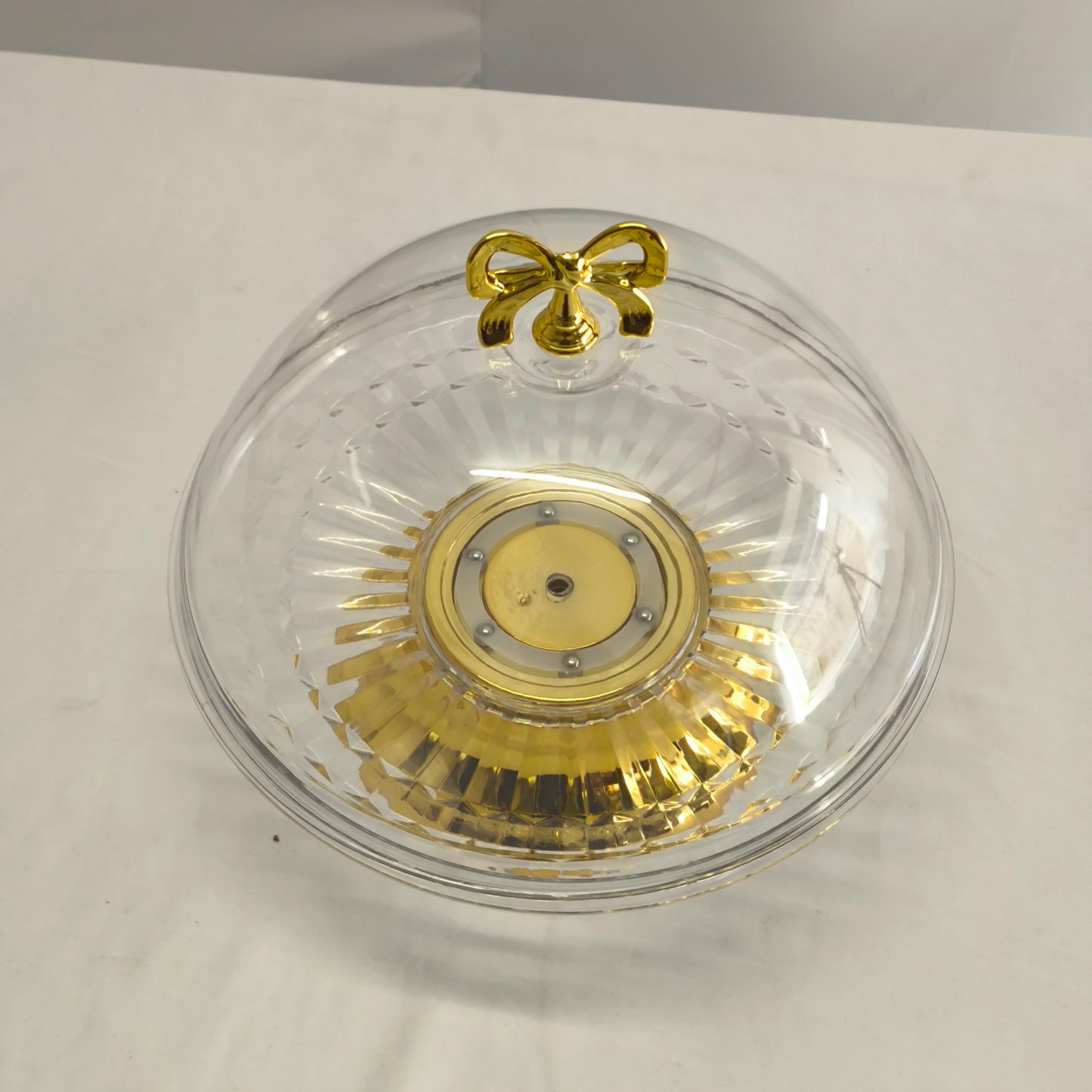 Prato com cúpula em plástico e base dourada com fita – Apresentação Premium