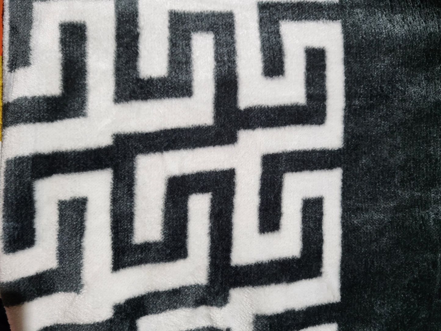 Raschel Blanket 220 x 240 cm – 2 kg – 100% Polyester