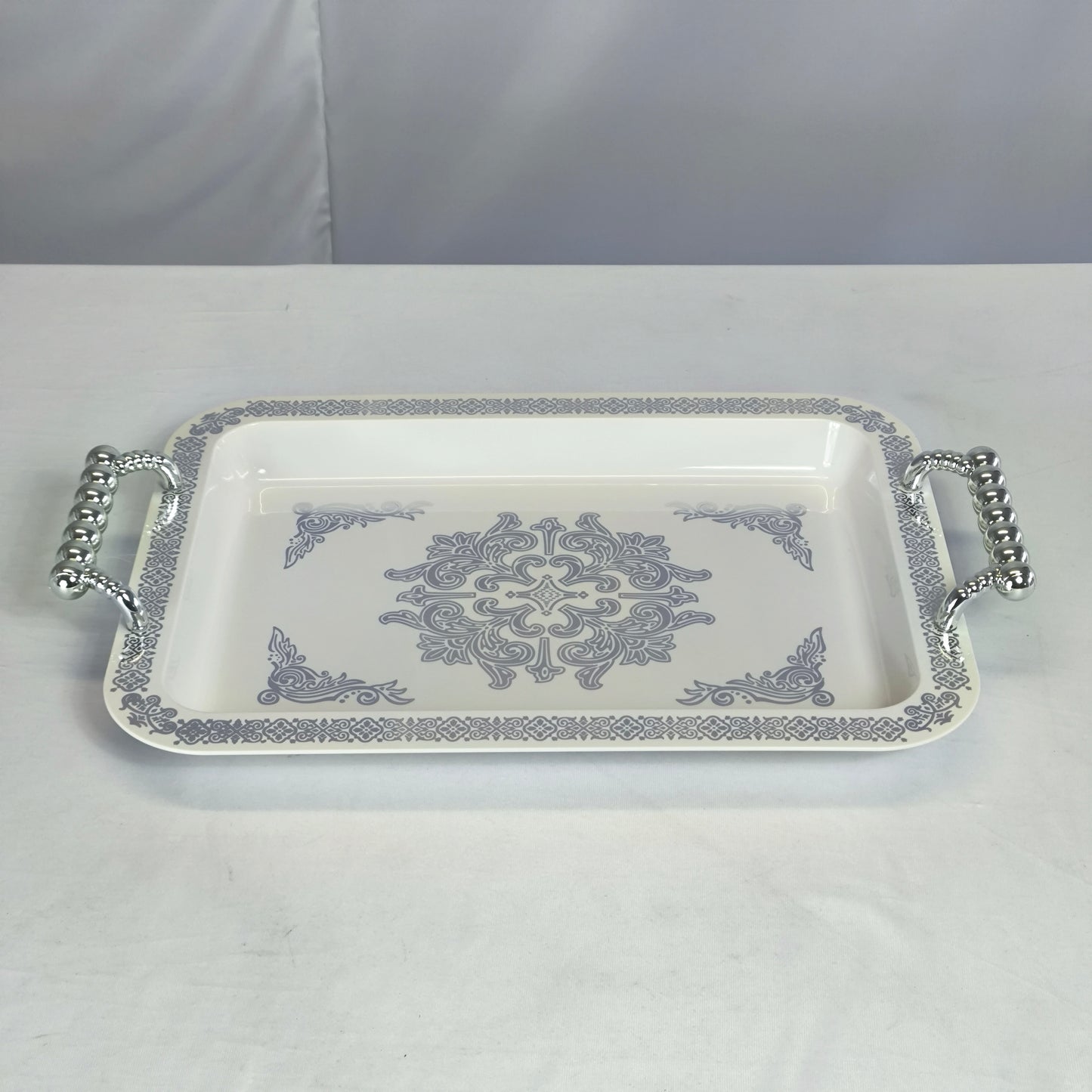 Conjunto de 3 Tabuleiros em Porcelana com Alças Prateadas – Apresentação Elegante