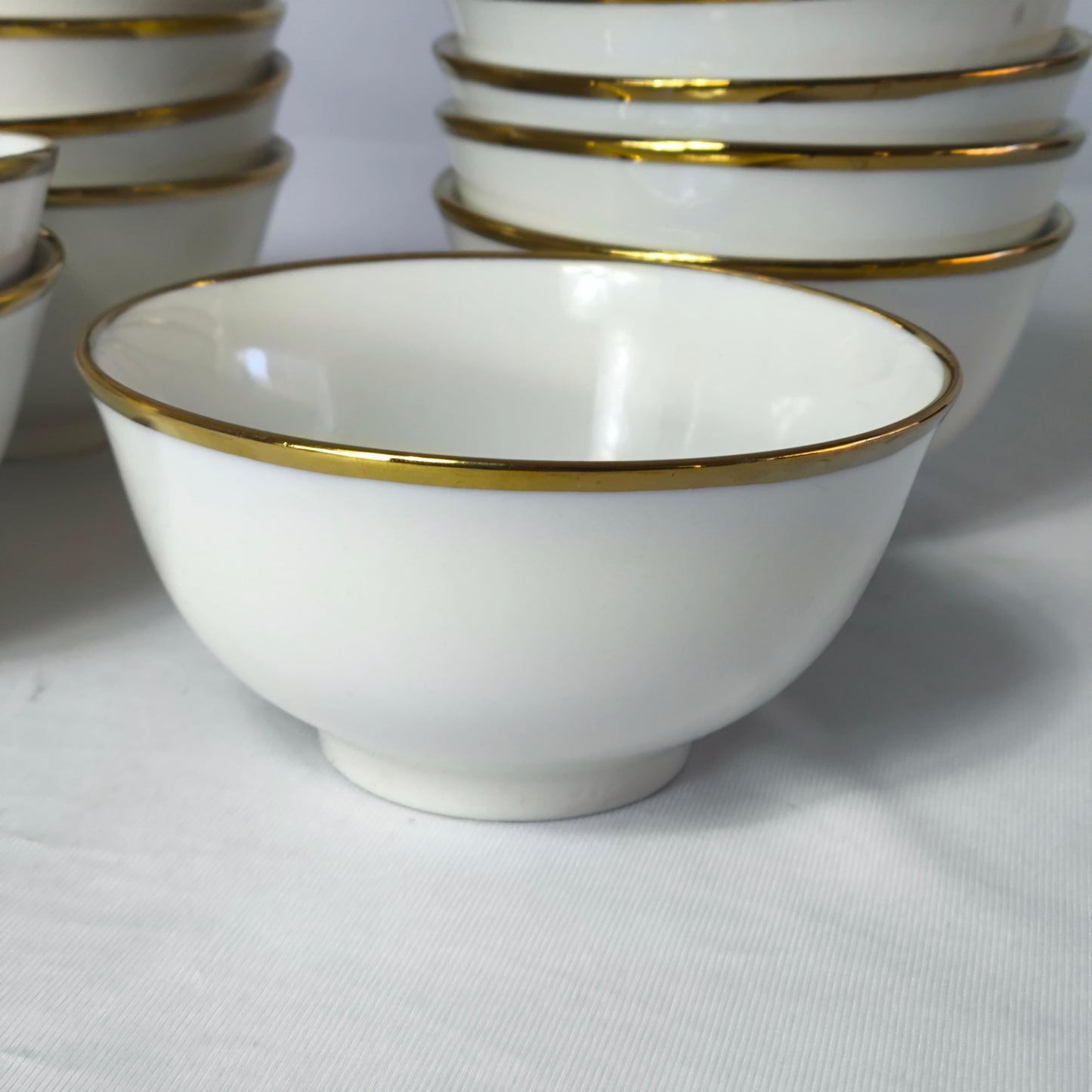 Set de 12 Bowls de Porcelana Blanca con Borde Dorado – Elegancia y Estilo