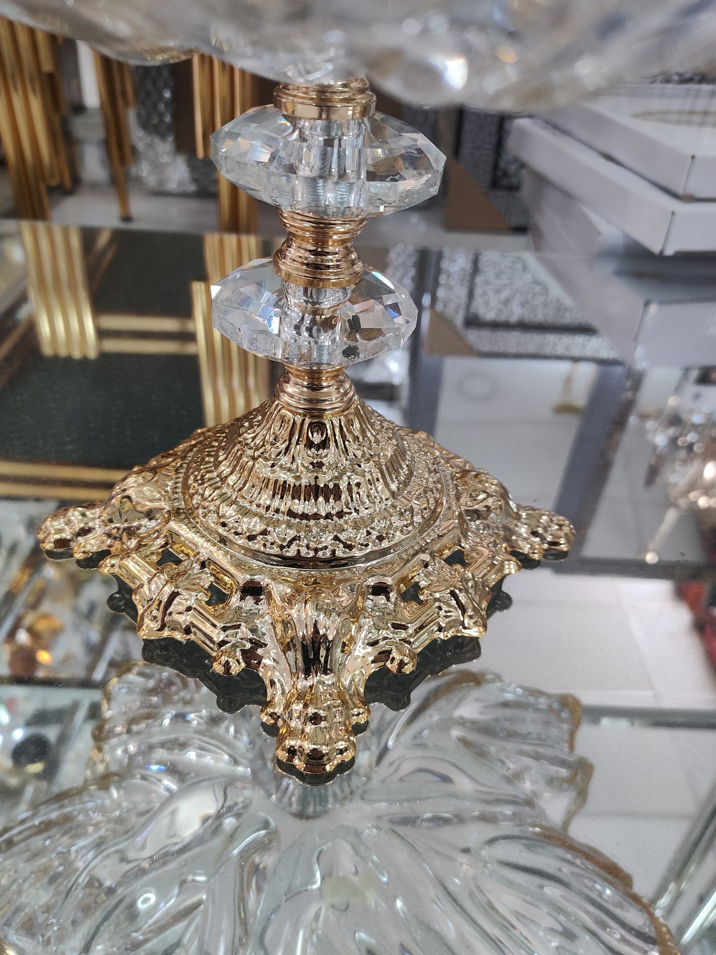 Frutero de cristal ondulado con base dorada