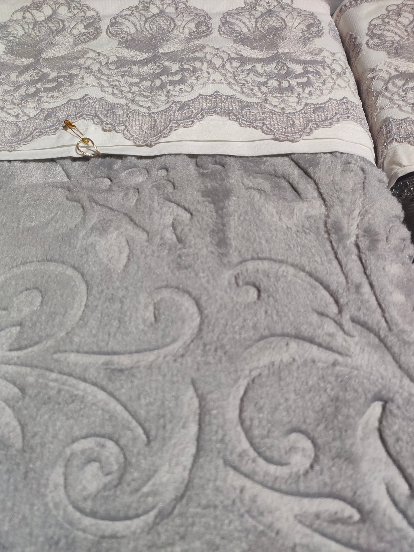 Juego de Cama para Ajuar "Perez" – Lujo y Sofisticación para tu Dormitorio - COLOR GRIS
