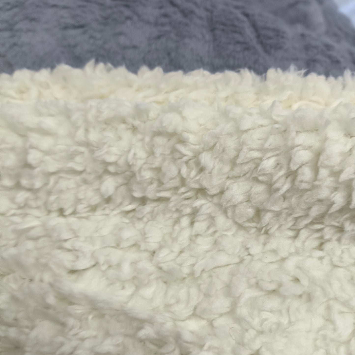 Edredón Aterciopelado con Borreguito MODELO TRAMA DE CANALÉ TRENZADO - COLOR AZUL