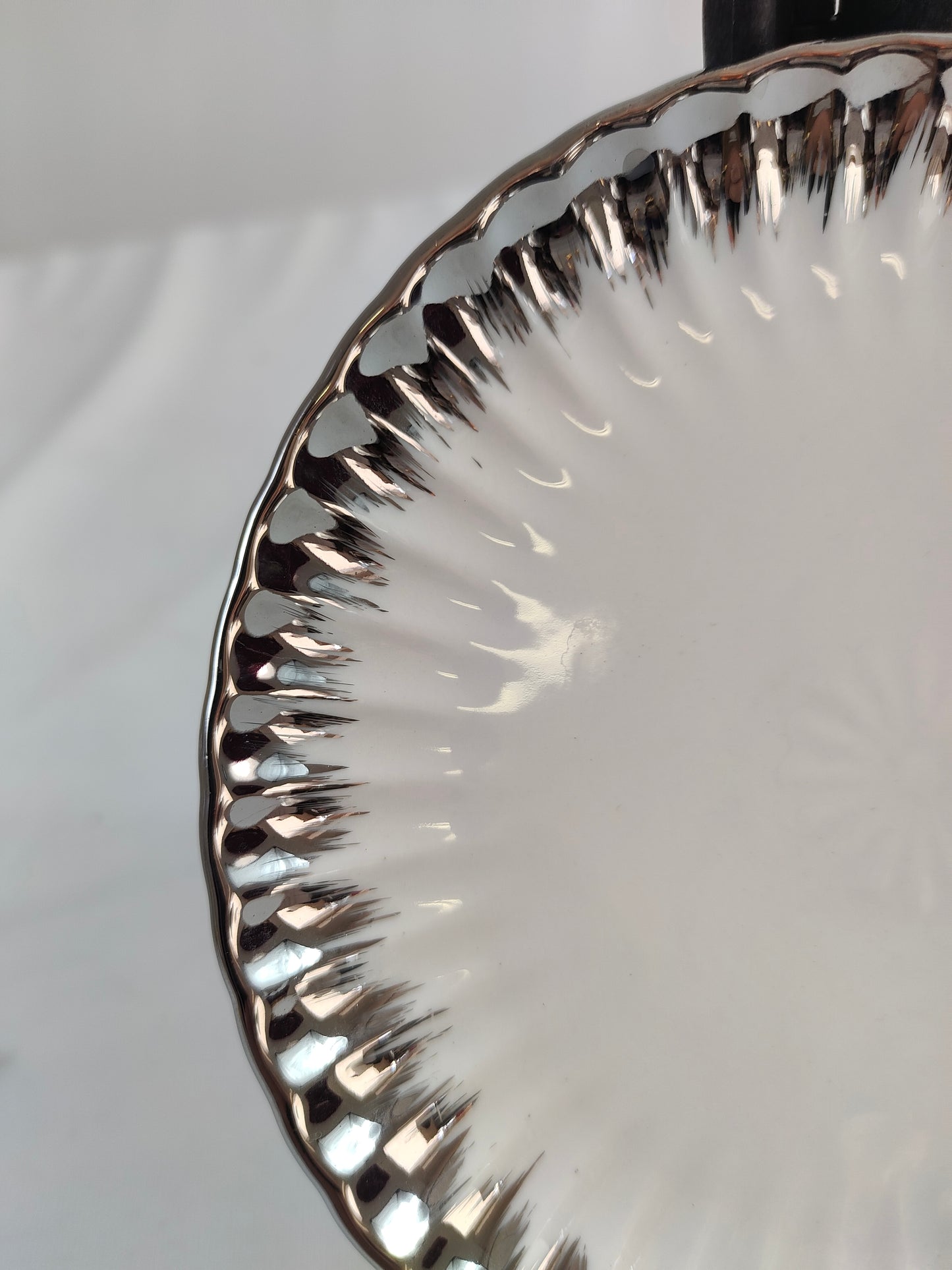 🍽️ Set de 12 Platos de Postre Redondos con Borde Plateado Brillante Ø 15cm – Estilo Lujo