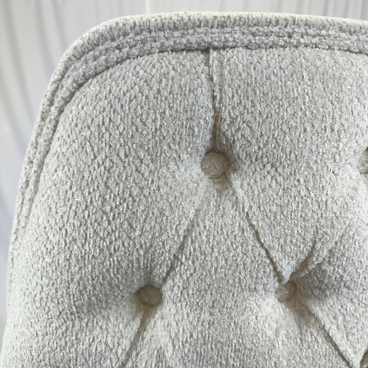 👑✨ Viyana 02 Chair in IVORY / LIGHT CREAM with Gold Base — Modern Luxury ✨💛