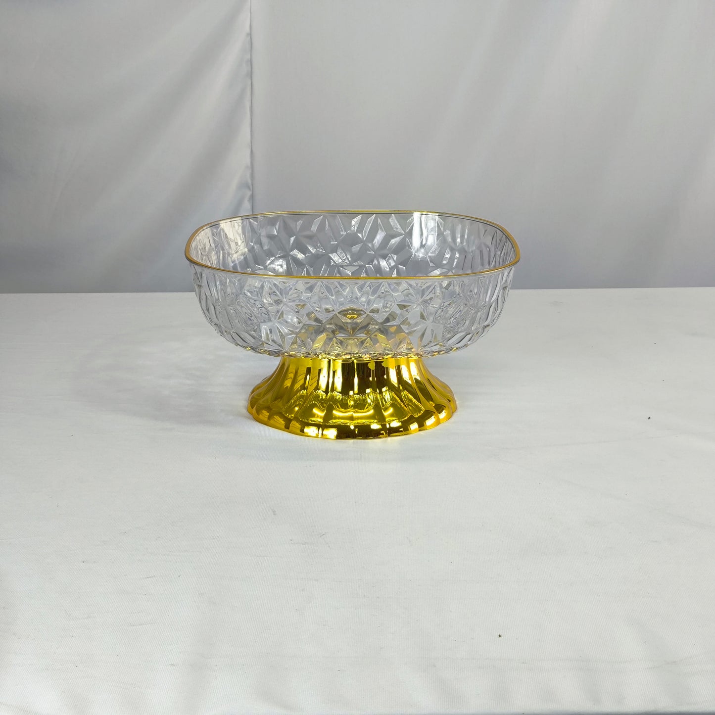 Fruteira em plástico esculpido com base dourada – elegante peça central