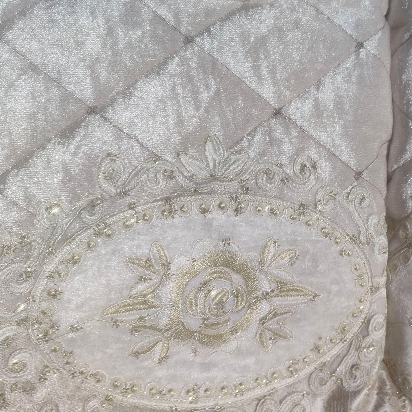Set de Cama de Lujo "Marianna" – Cubrecama Acolchado con Encaje - COLOR CAPUCHINO