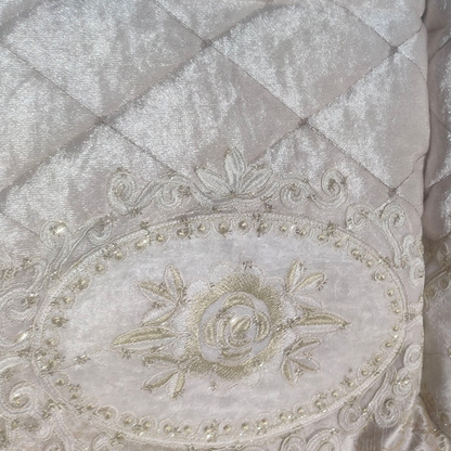 Set de Cama de Lujo "Marianna" – Cubrecama Acolchado con Encaje - COLOR CAPUCHINO