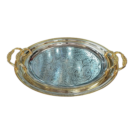 Bandeja decorativa oval bicolor em metal com pegas douradas.
