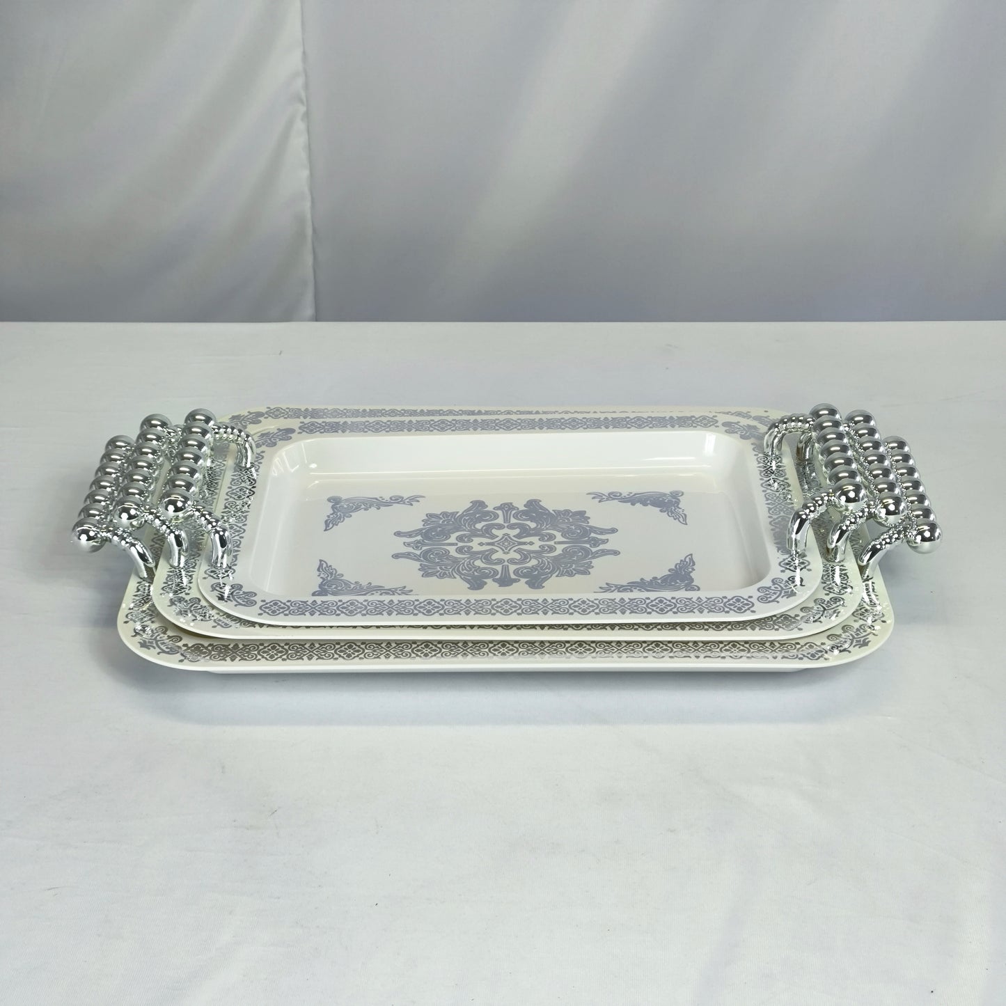 Conjunto de 3 Tabuleiros em Porcelana com Alças Prateadas – Apresentação Elegante