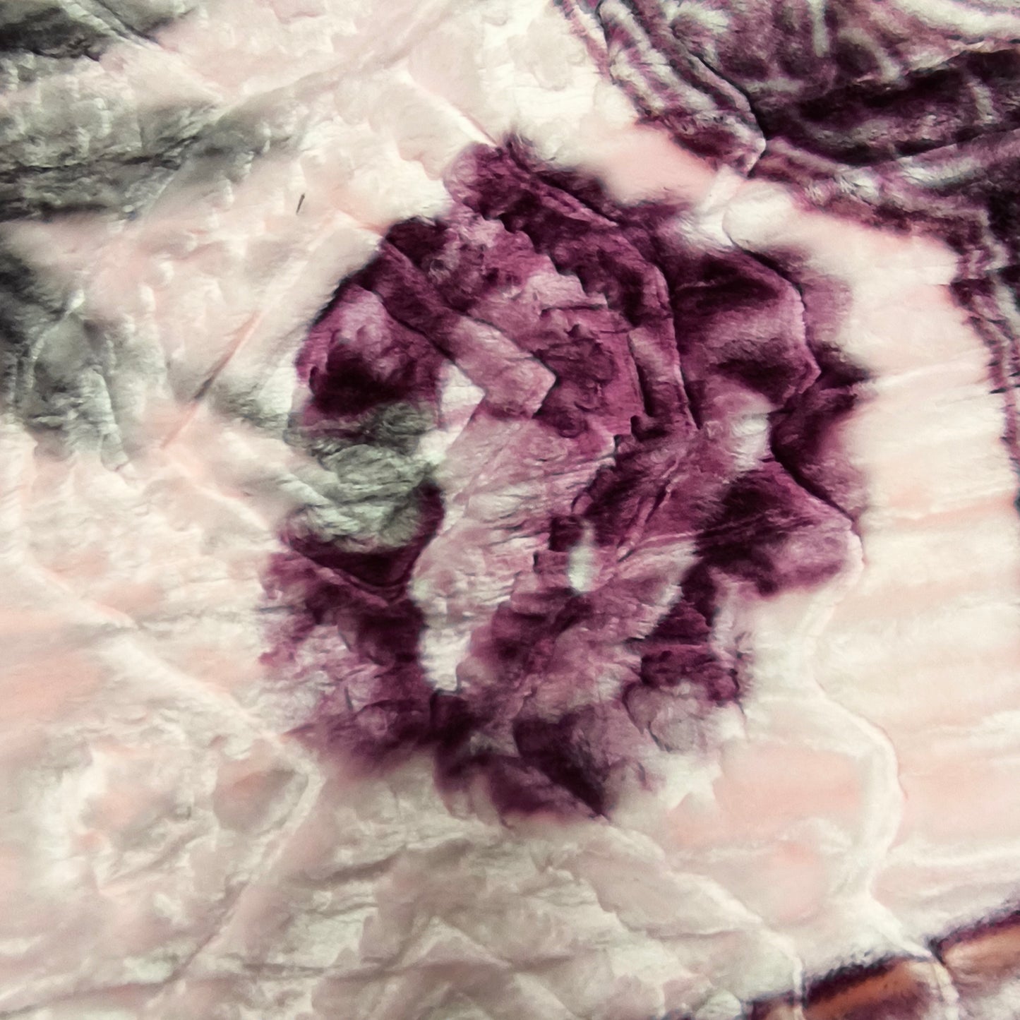 Manta de Felpa Color lila con flores  - Extra Suave y Cálida para Invierno (200x230 cm, 4,5 kg)