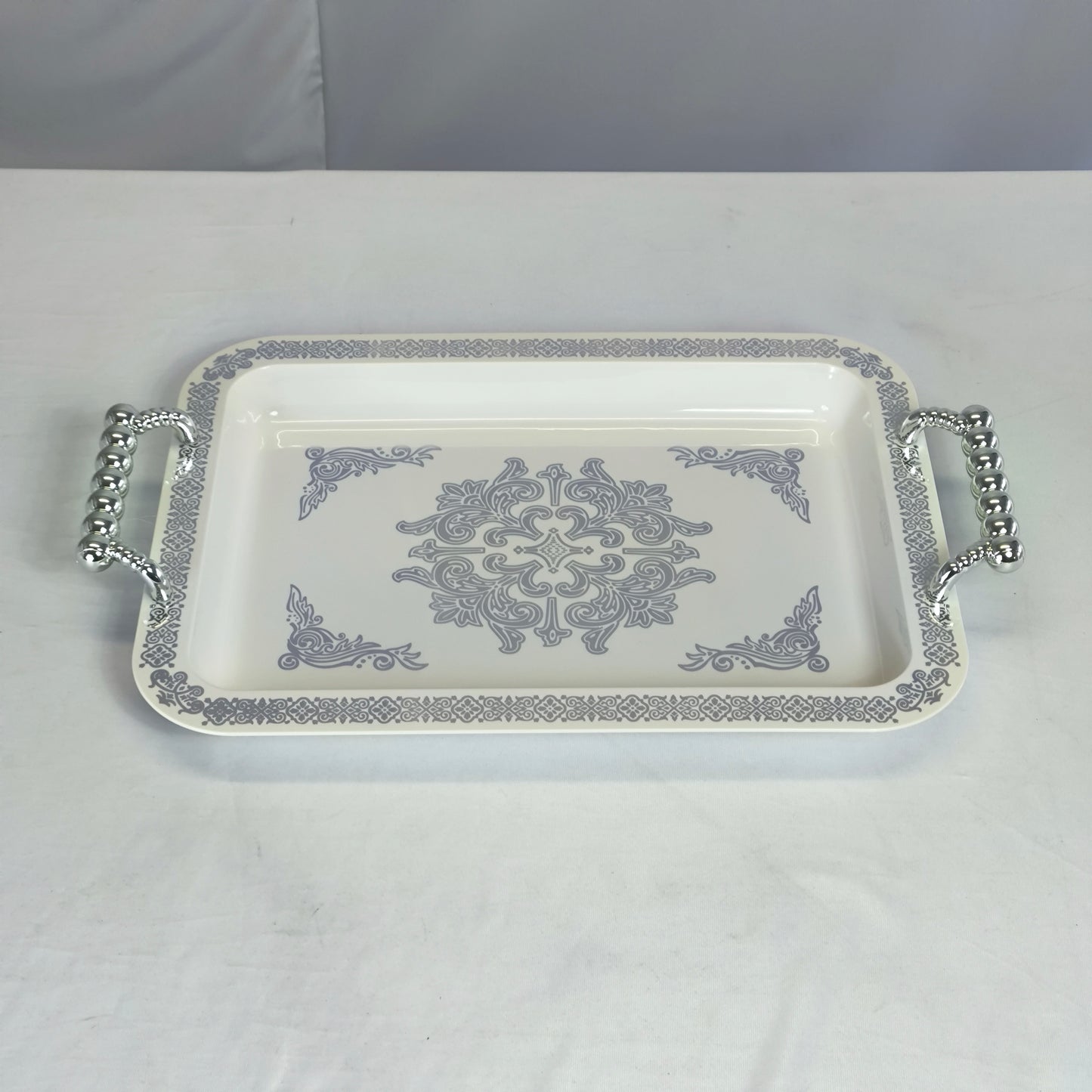 Conjunto de 3 Tabuleiros em Porcelana com Alças Prateadas – Apresentação Elegante