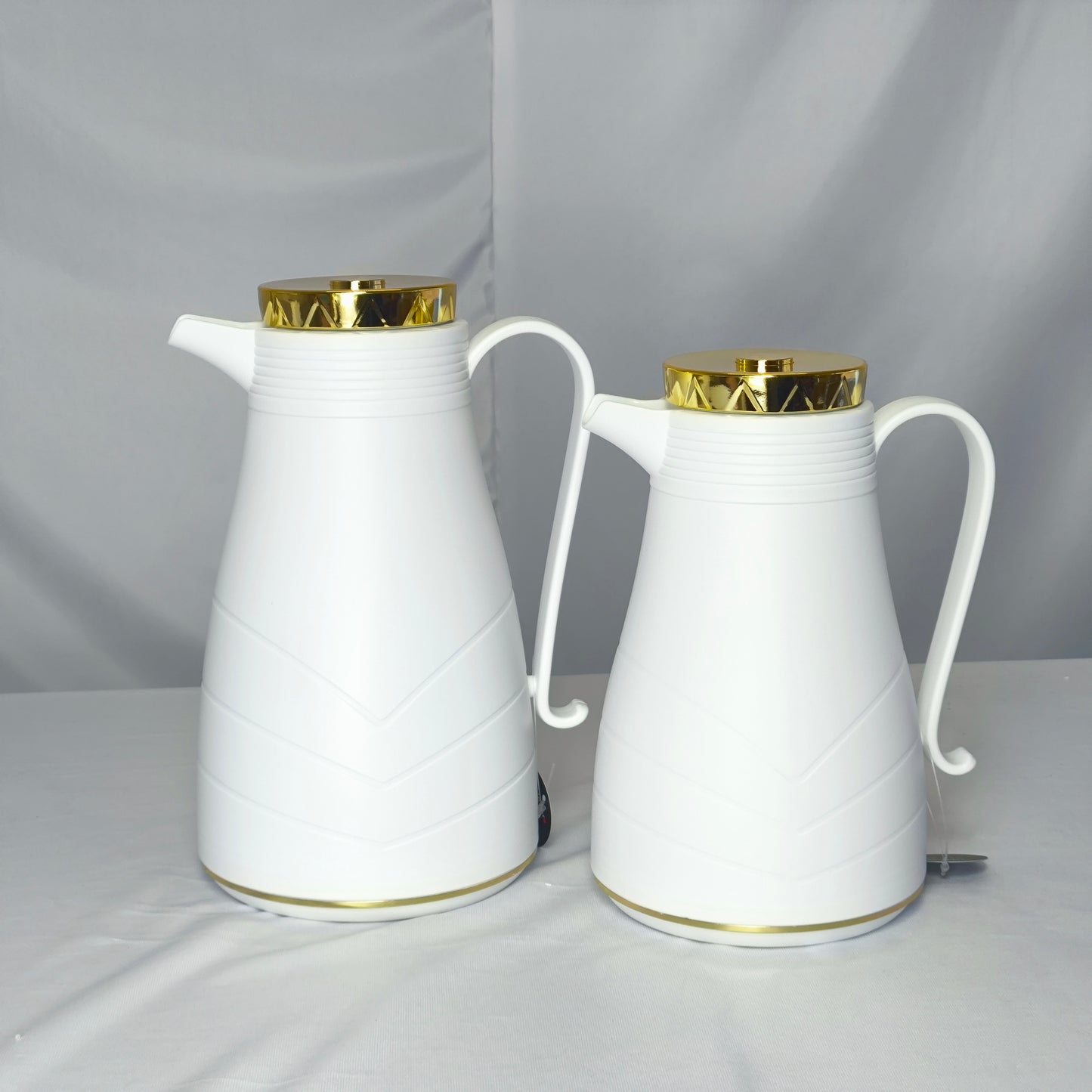 Juego de Jarras Térmicas Modernas – Blanco Mate con Detalles Dorados