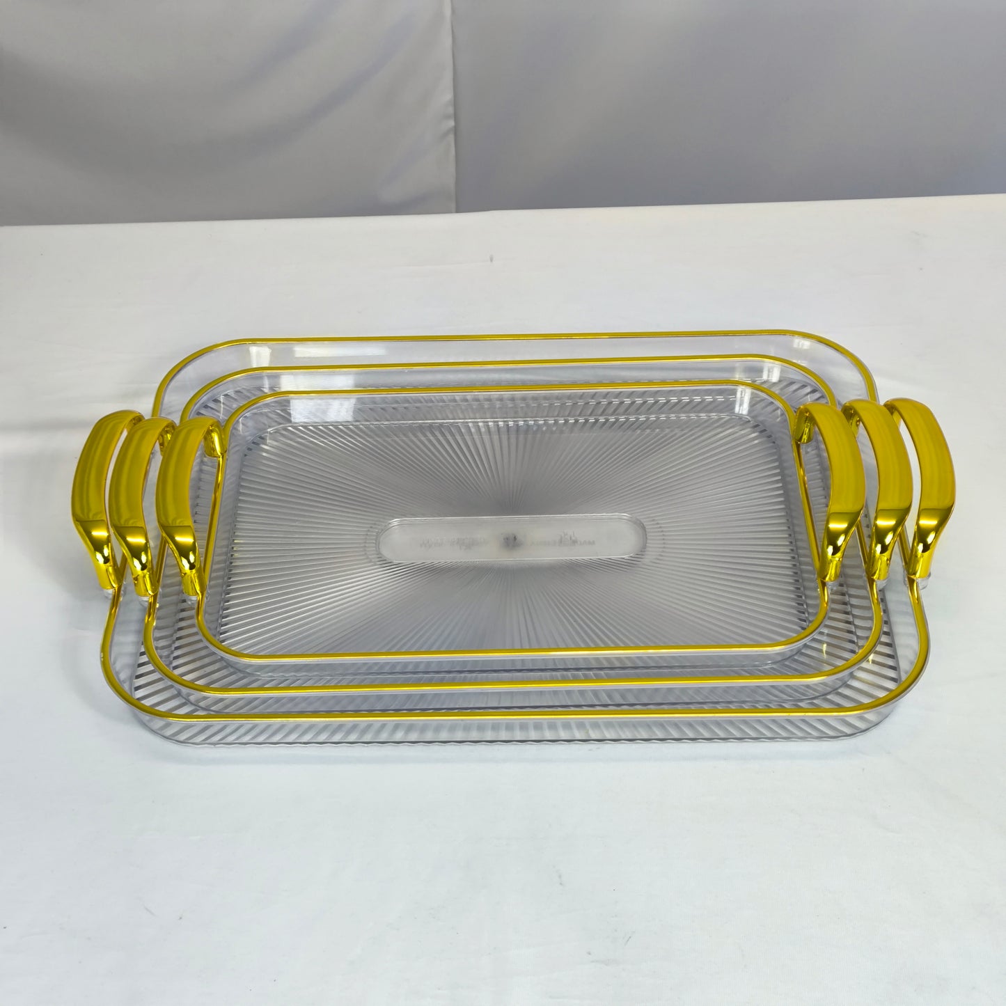 Conjunto de 3 tabuleiros de plástico com pegas douradas – Luxo e estilo para servir.